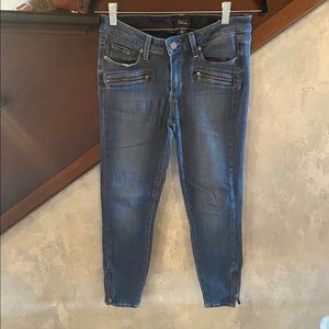 Skinny jeans with zippers